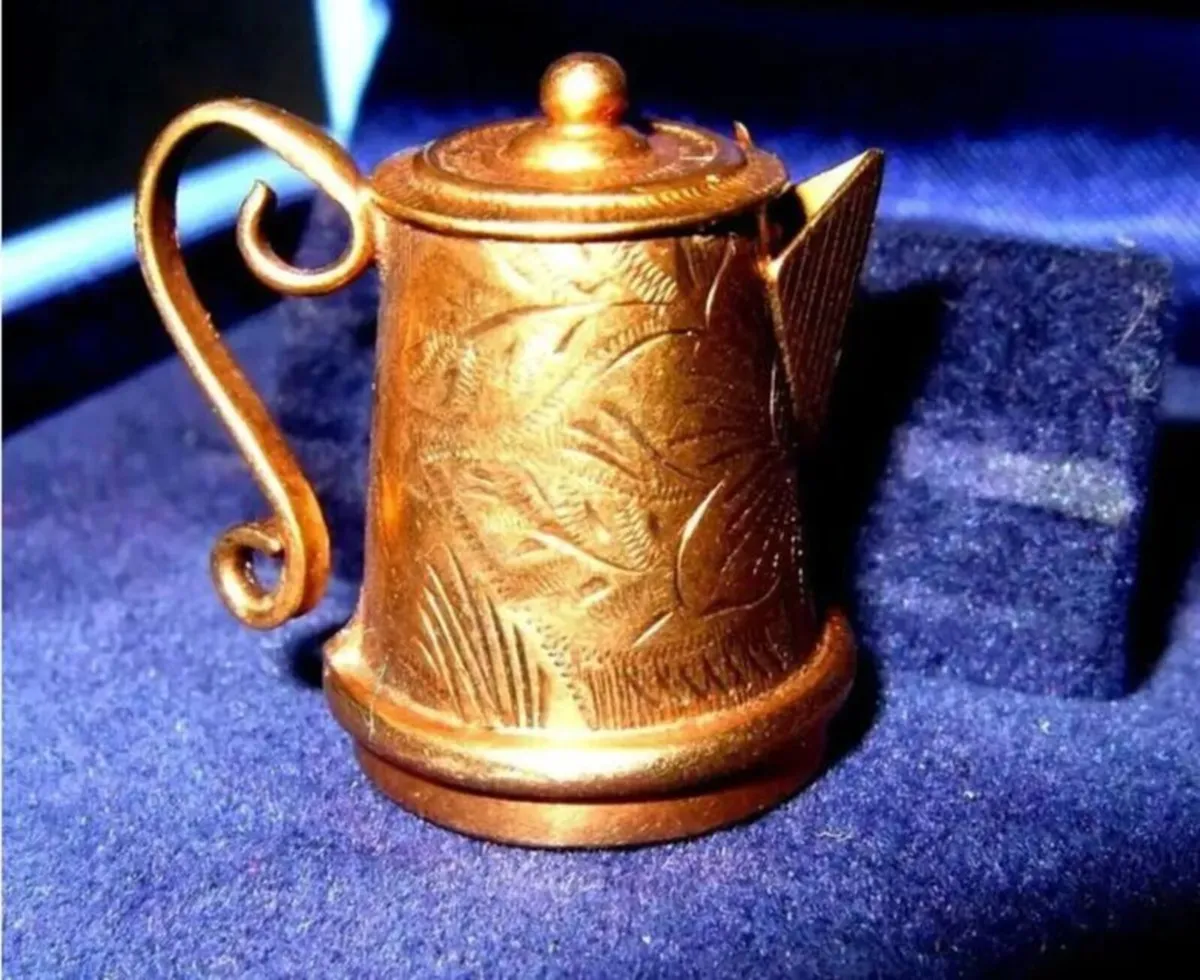 Vintage 9ct Gold Coffee Pot Charm - Image 1