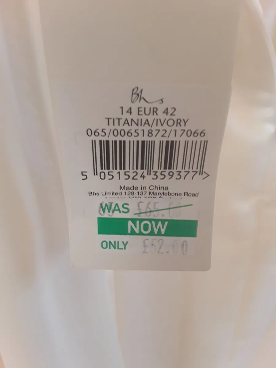 Brand New Ivory coloured wedding dress - Image 1