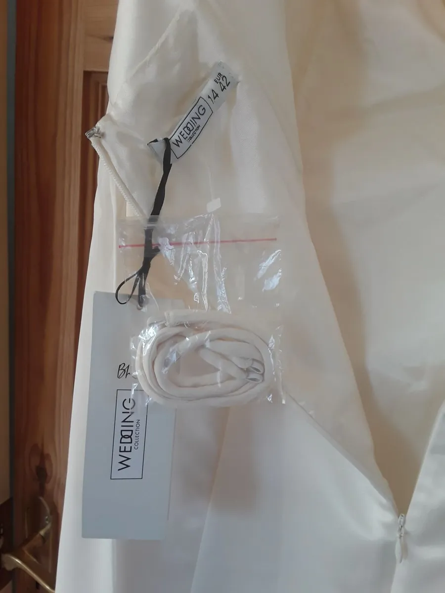 Brand New Ivory coloured wedding dress - Image 3