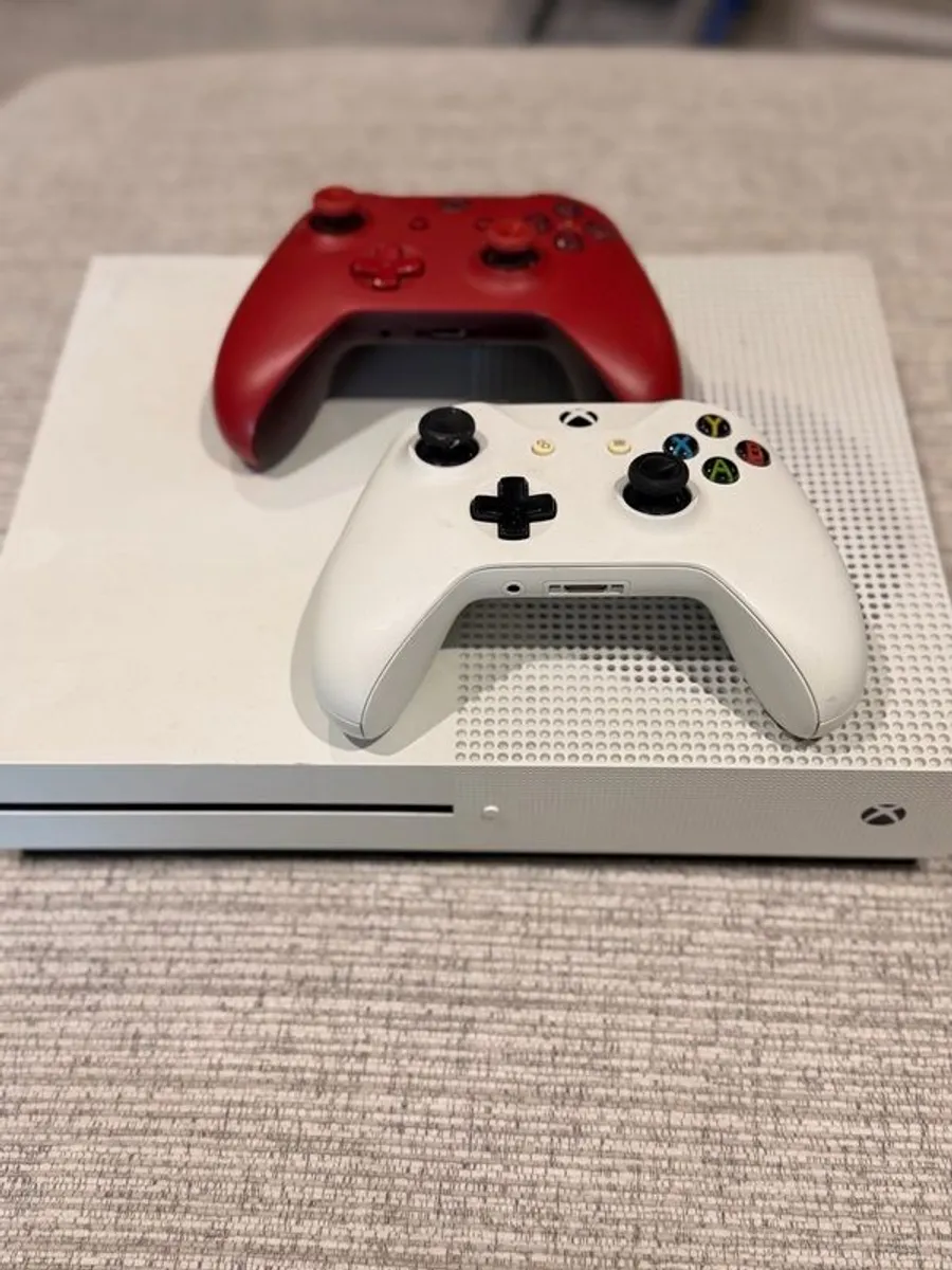 Xbox One S (White) + 2 Controllers - Image 3