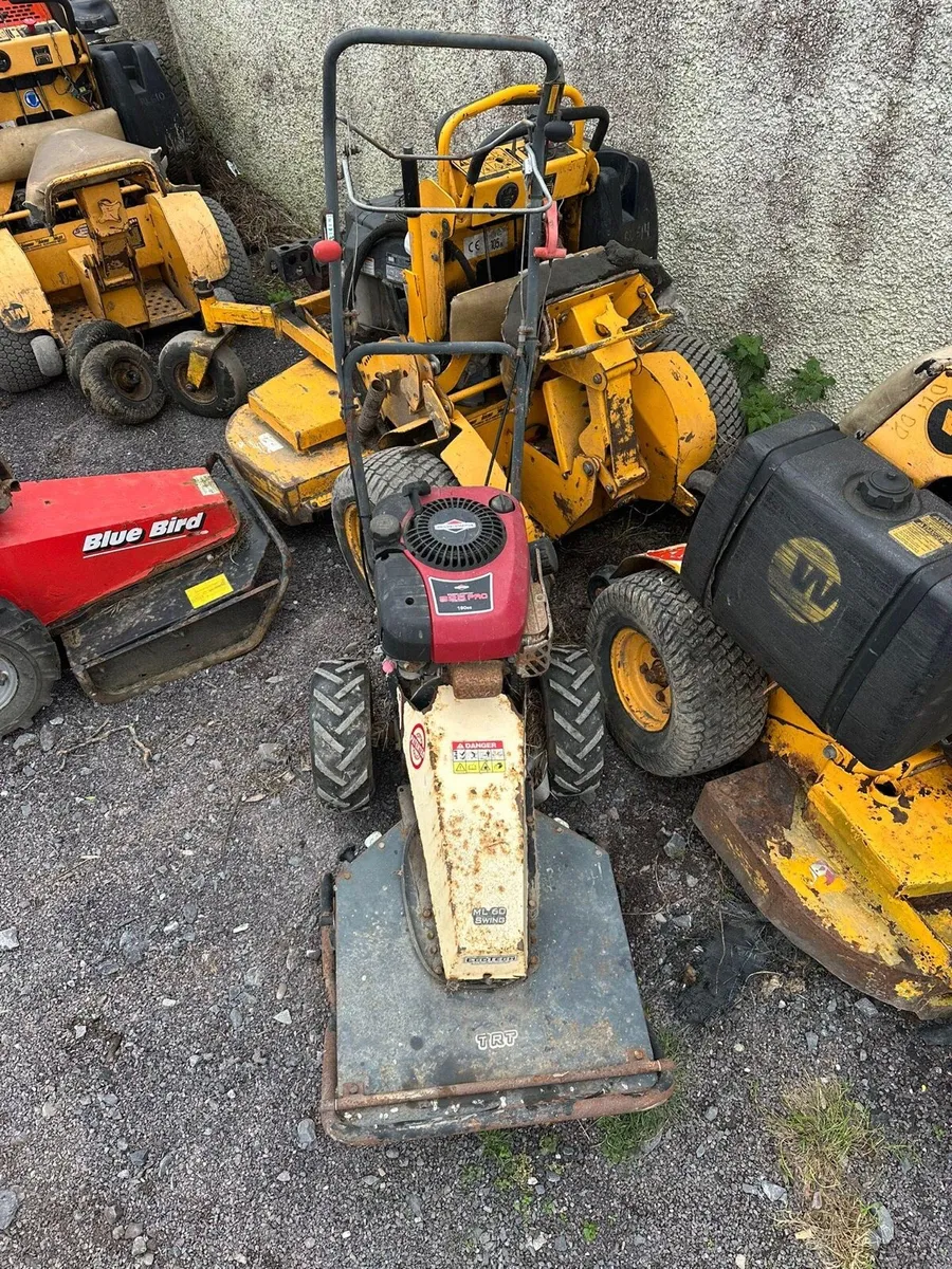 Honda  lawnmower  Stand on wright - Image 1