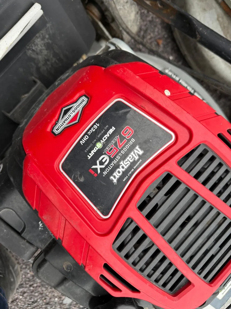 Honda  lawnmower  Stand on wright - Image 4