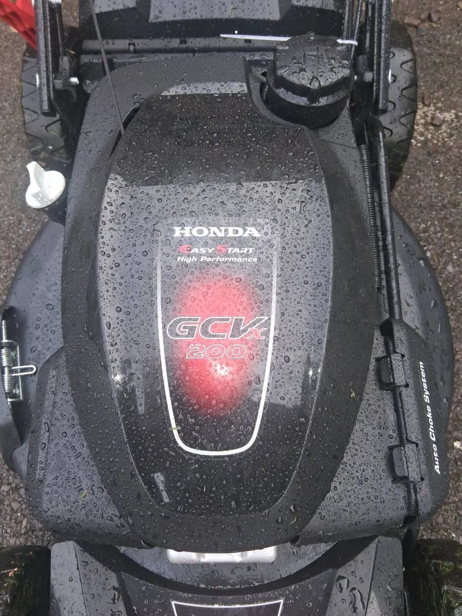 Honda lawn mower for sale 22 inch cut - Image 1