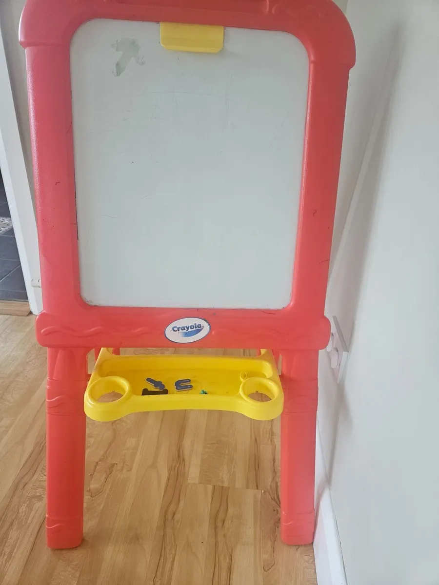 Crayola Easel 2-in-1 Chalkboard and Magnetic White - Image 2