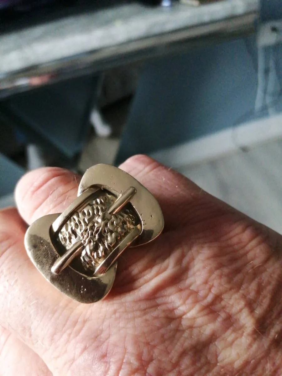 Man's heavy gold ring - Image 1