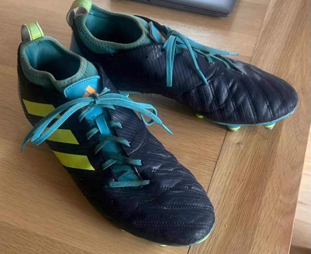 Football boots - Image 1