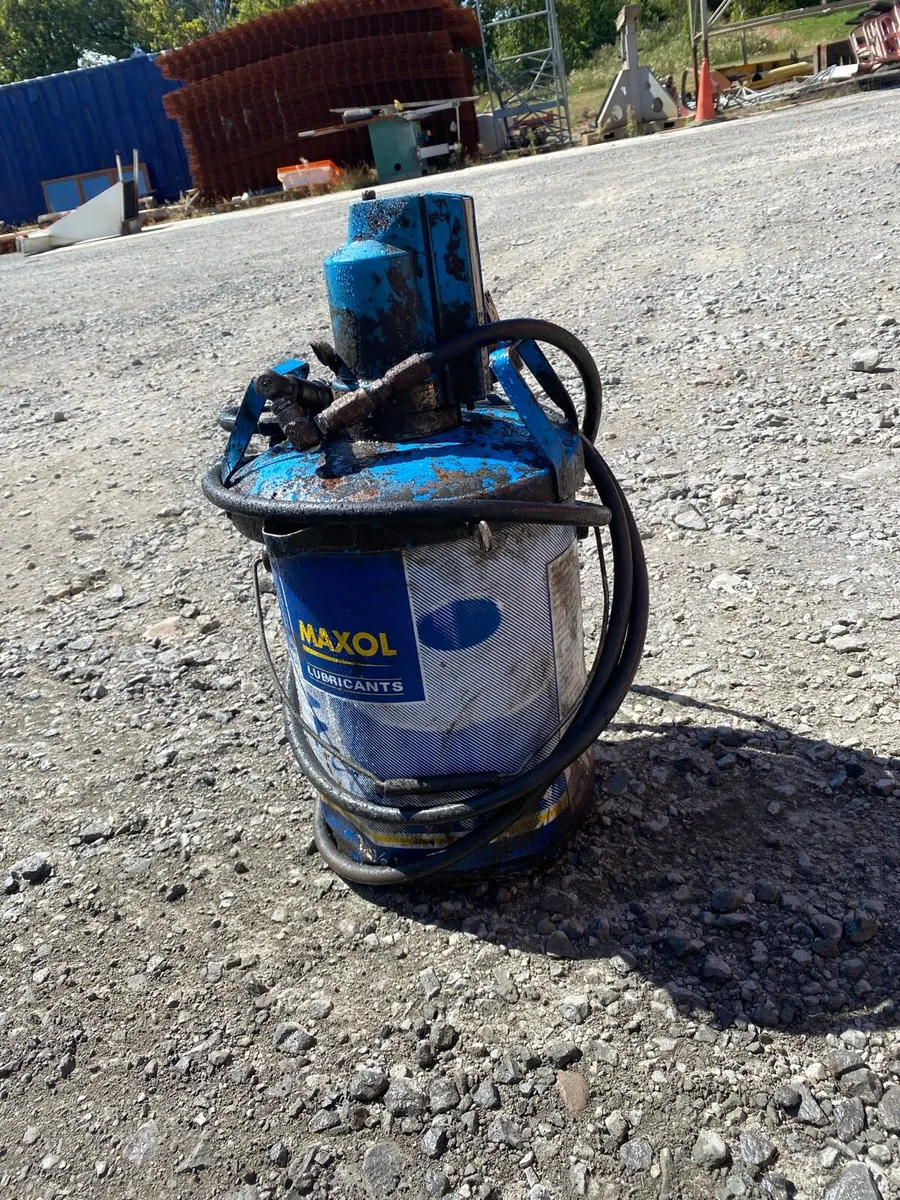 Grease pump - Image 1