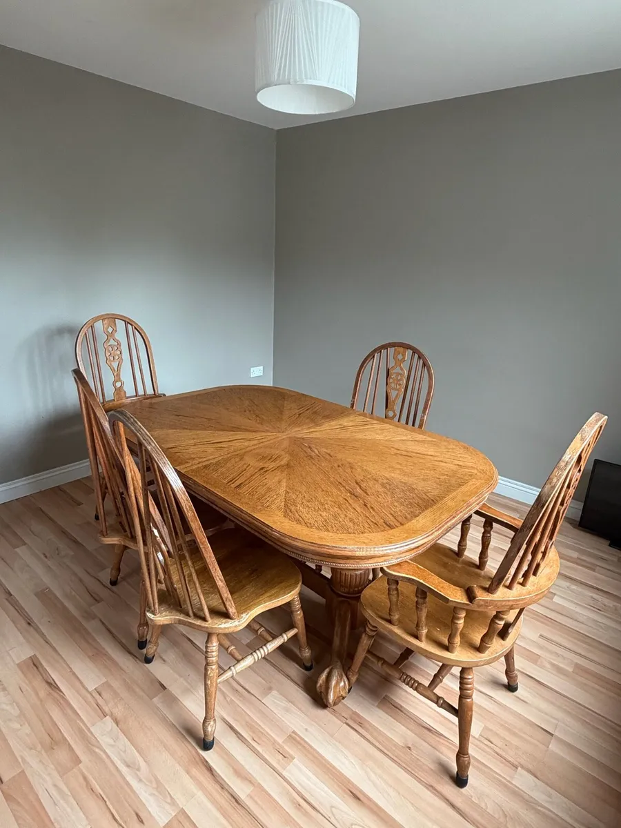 Solid wood extendable table and 5 chairs - Image 1