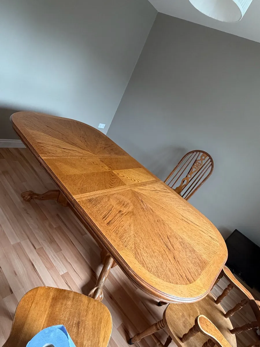 Solid wood extendable table and 5 chairs - Image 2