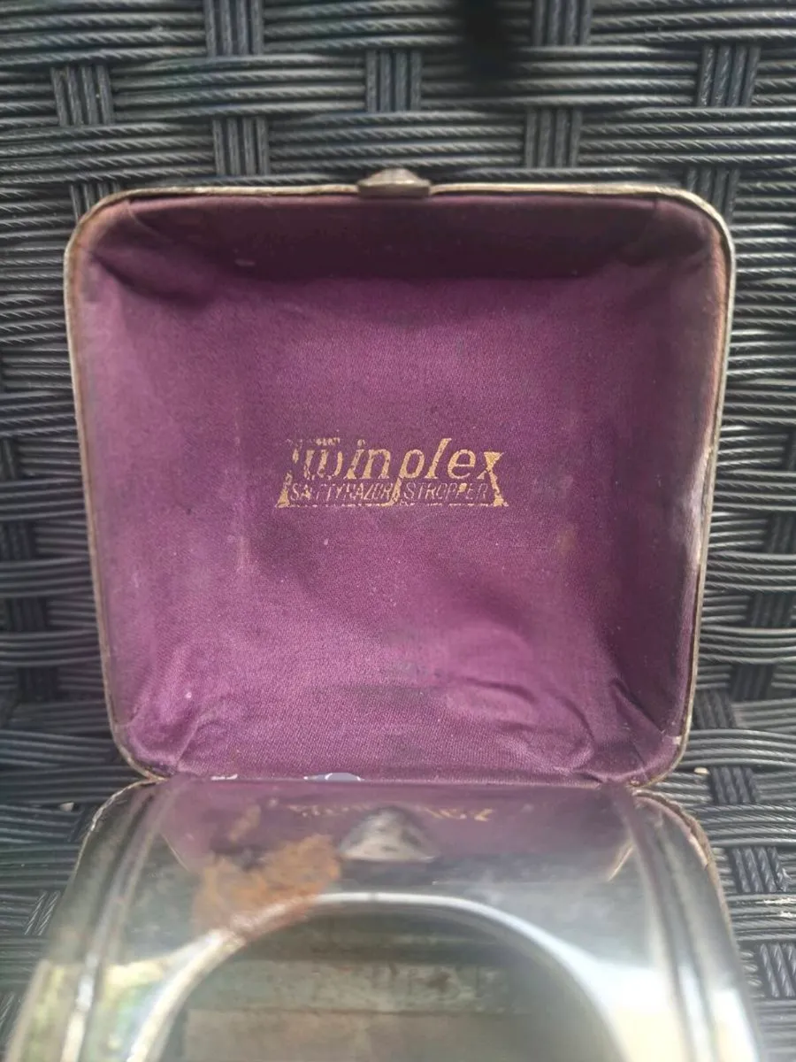 Antique 1920's Twinplex Razor Blade Sharpener - Image 2
