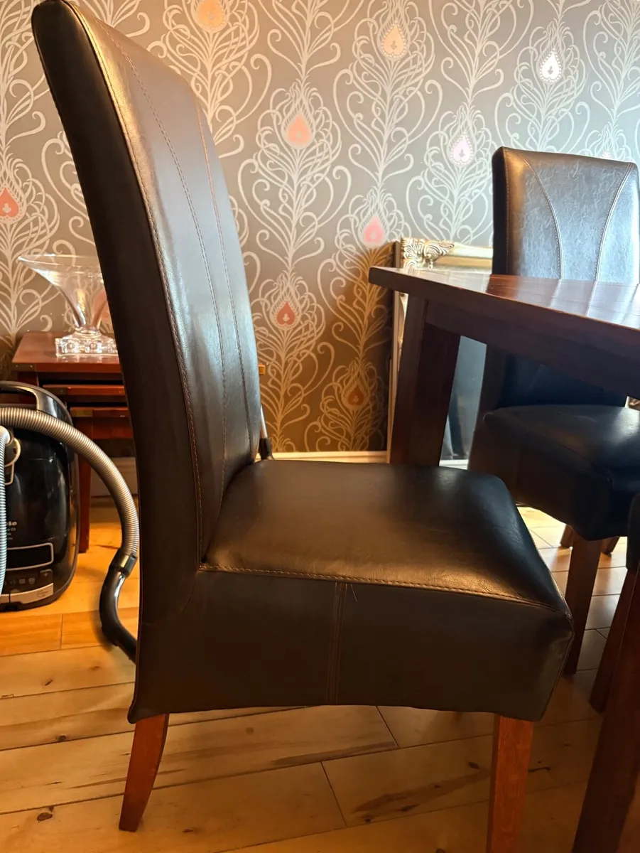 Table and chairs - Image 2