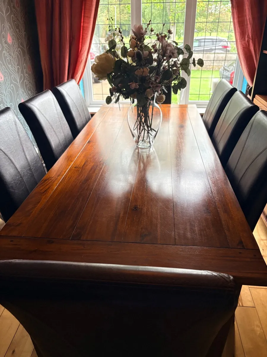 Table and chairs - Image 3