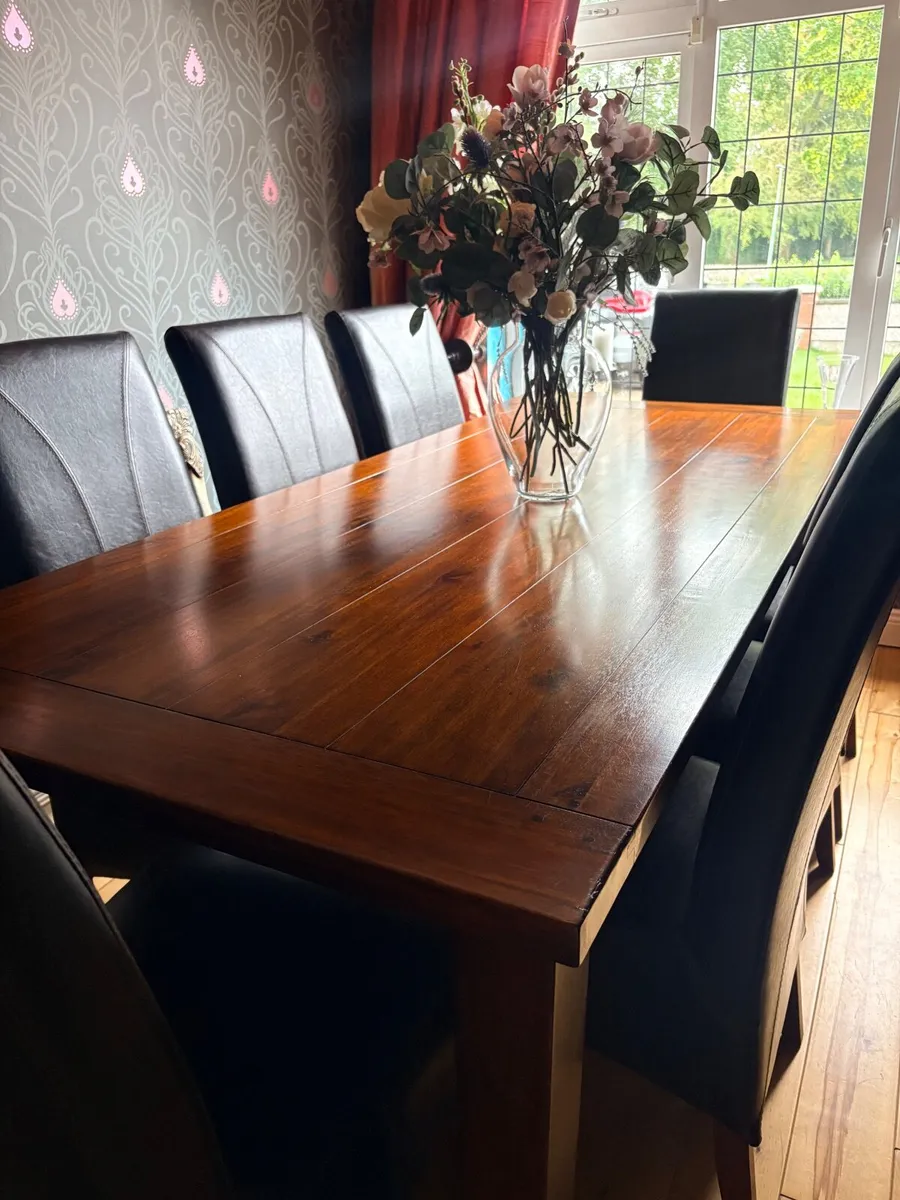 Table and chairs - Image 1