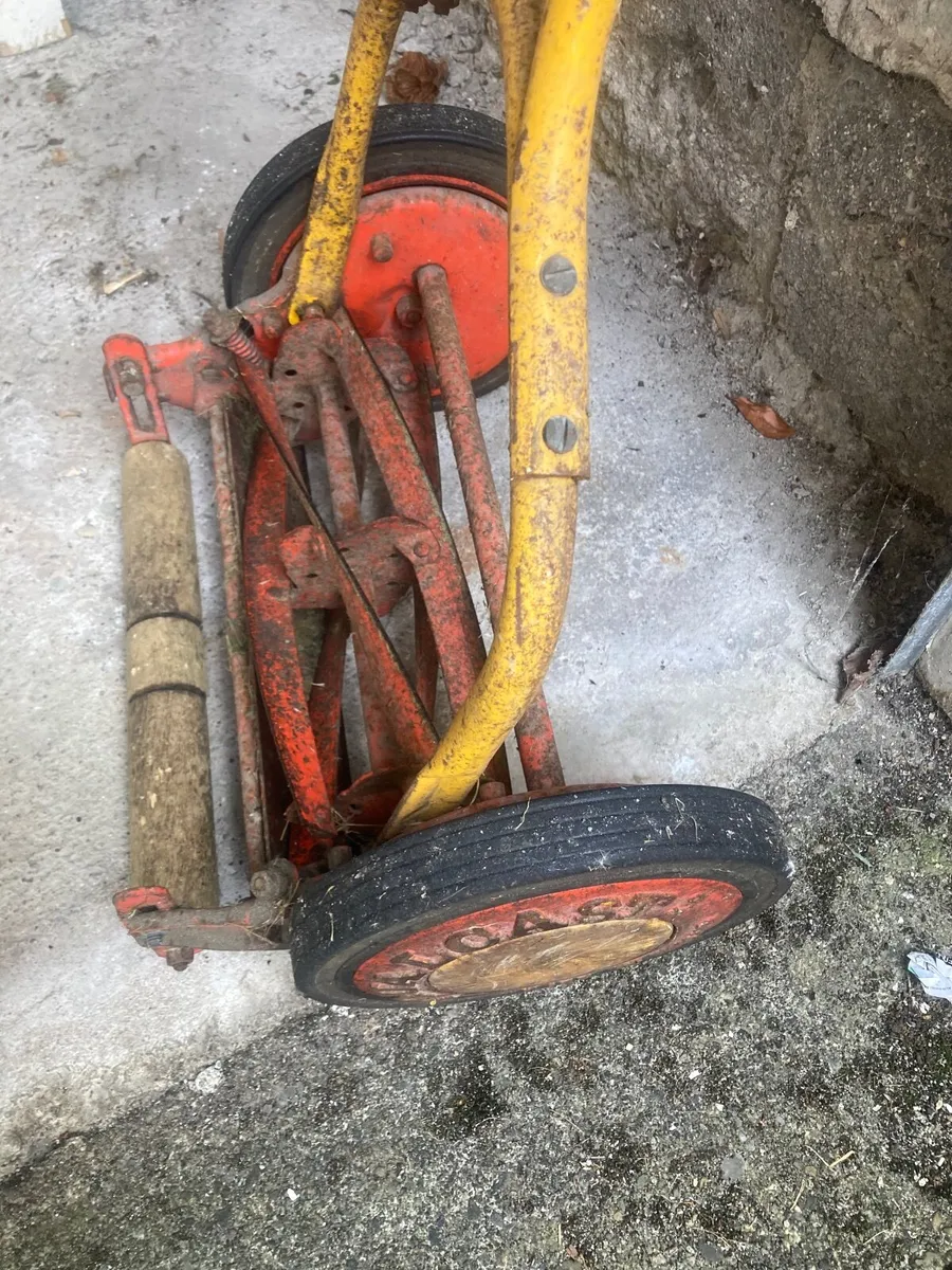 Hand lawnmower - Image 1