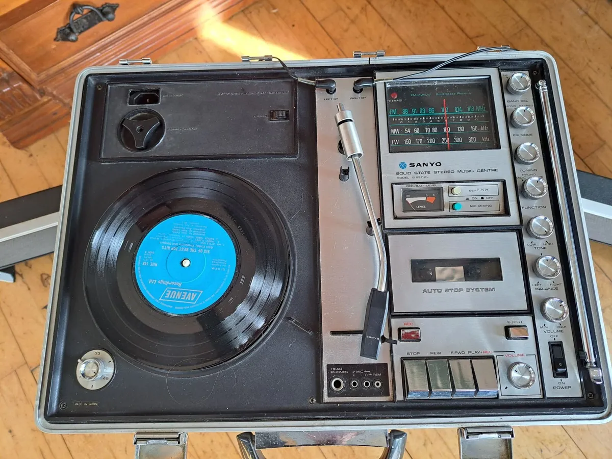 VINTAGE 1968 SANYO G2311KL SOLID STATE, BRIEFCASE. - Image 2
