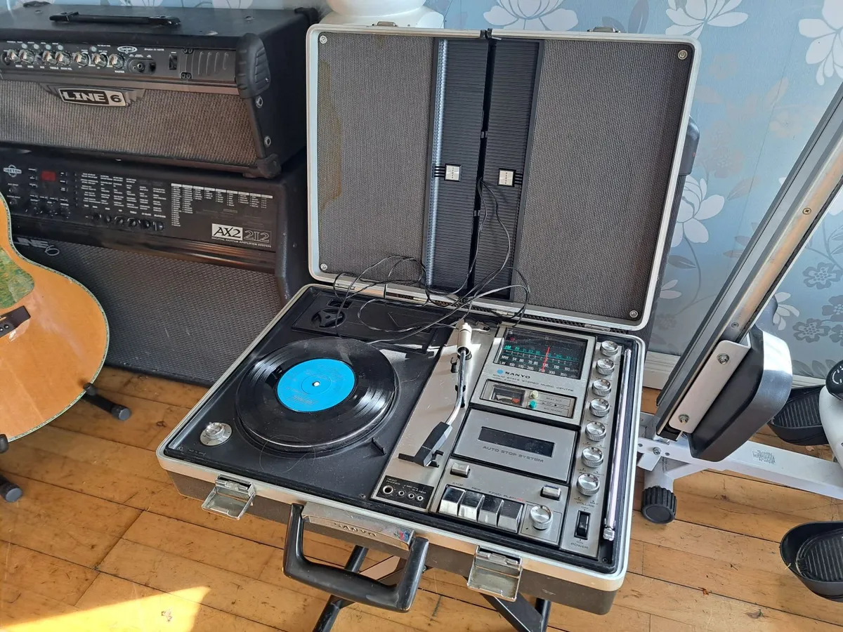 VINTAGE 1968 SANYO G2311KL SOLID STATE, BRIEFCASE. - Image 1