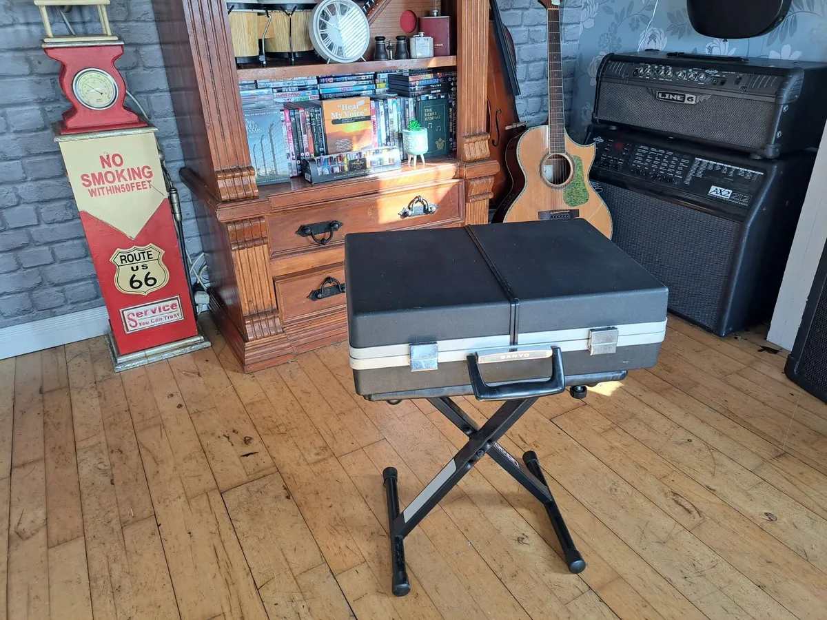 VINTAGE 1968 SANYO G2311KL SOLID STATE, BRIEFCASE. - Image 3