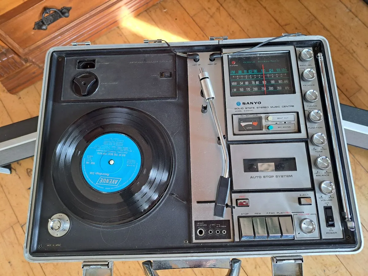 VINTAGE 1968 SANYO G2311KL SOLID STATE, BRIEFCASE. - Image 4