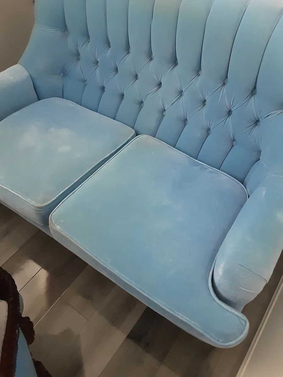 Antique blue velvet buttoned sofa immaculate condi - Image 2