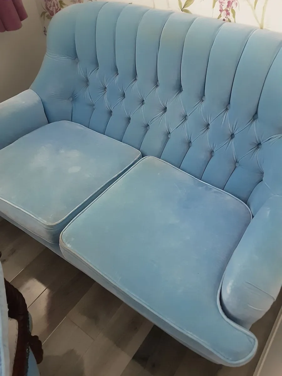 Antique blue velvet buttoned sofa immaculate condi - Image 1