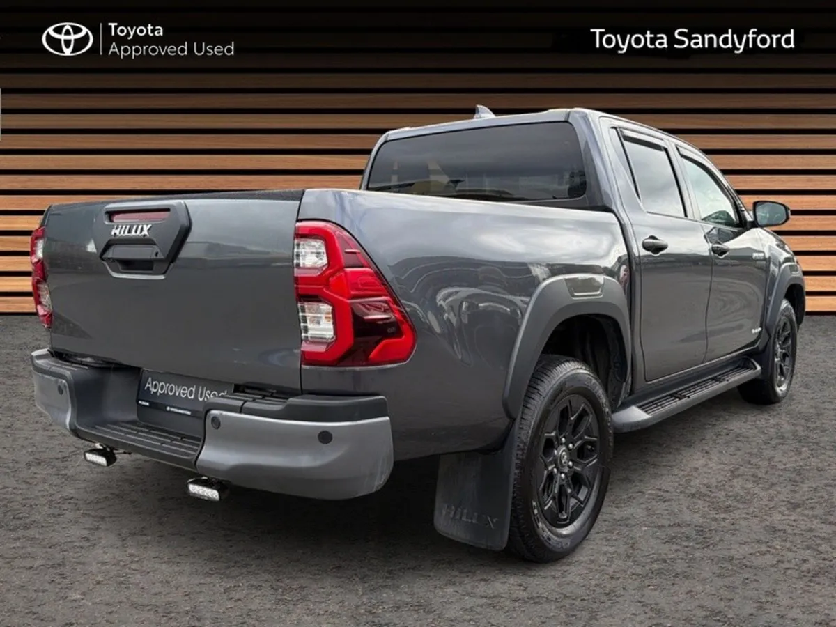 Toyota Hilux 2.8 INVINCIBLE AUTOMATIC // AIR CON / - Image 2