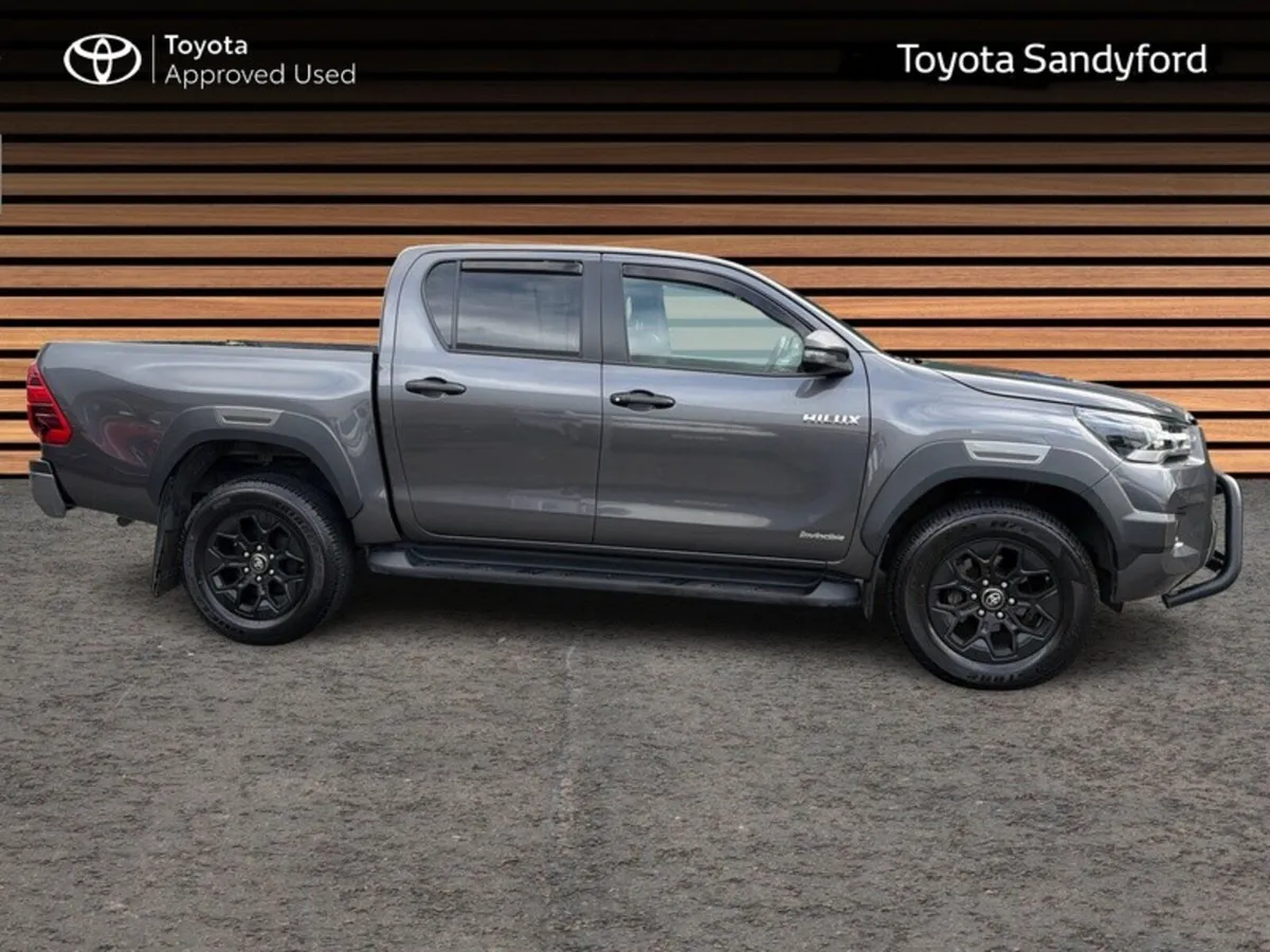 Toyota Hilux 2.8 INVINCIBLE AUTOMATIC // AIR CON / - Image 3