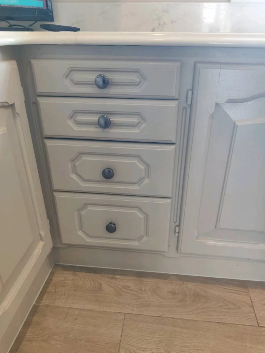 Solid wood Kitchen with matching quartz. - Image 3
