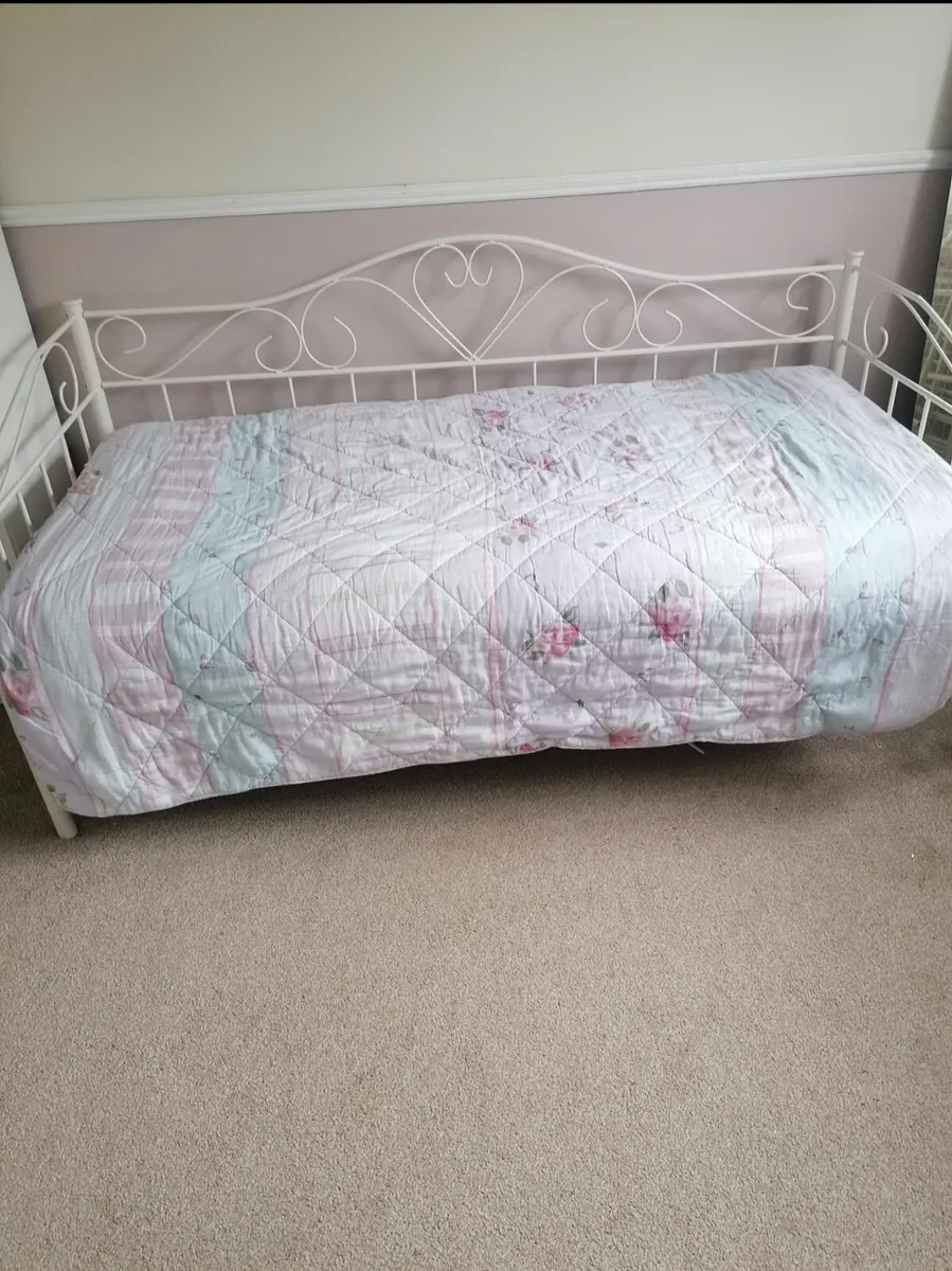Metal Frame Day Bed