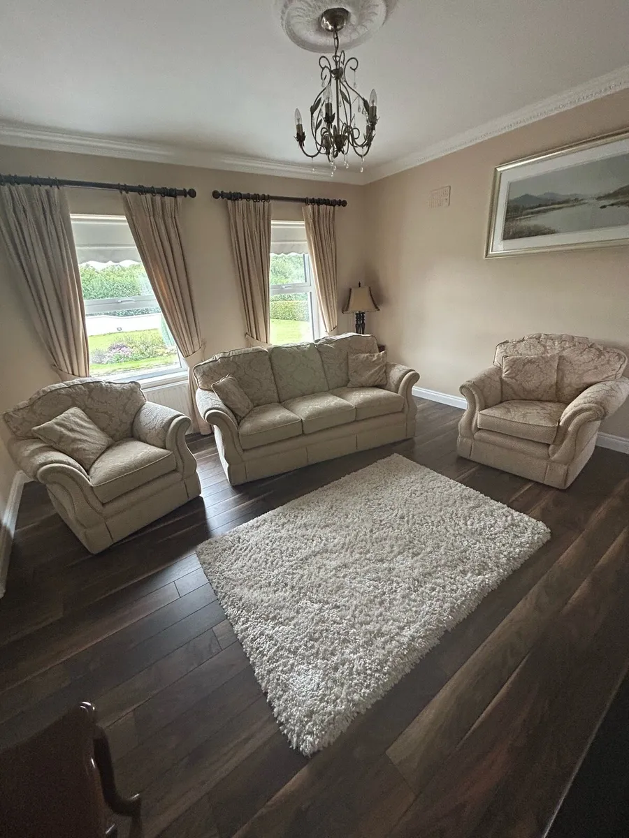 Suite of furniture - Image 1