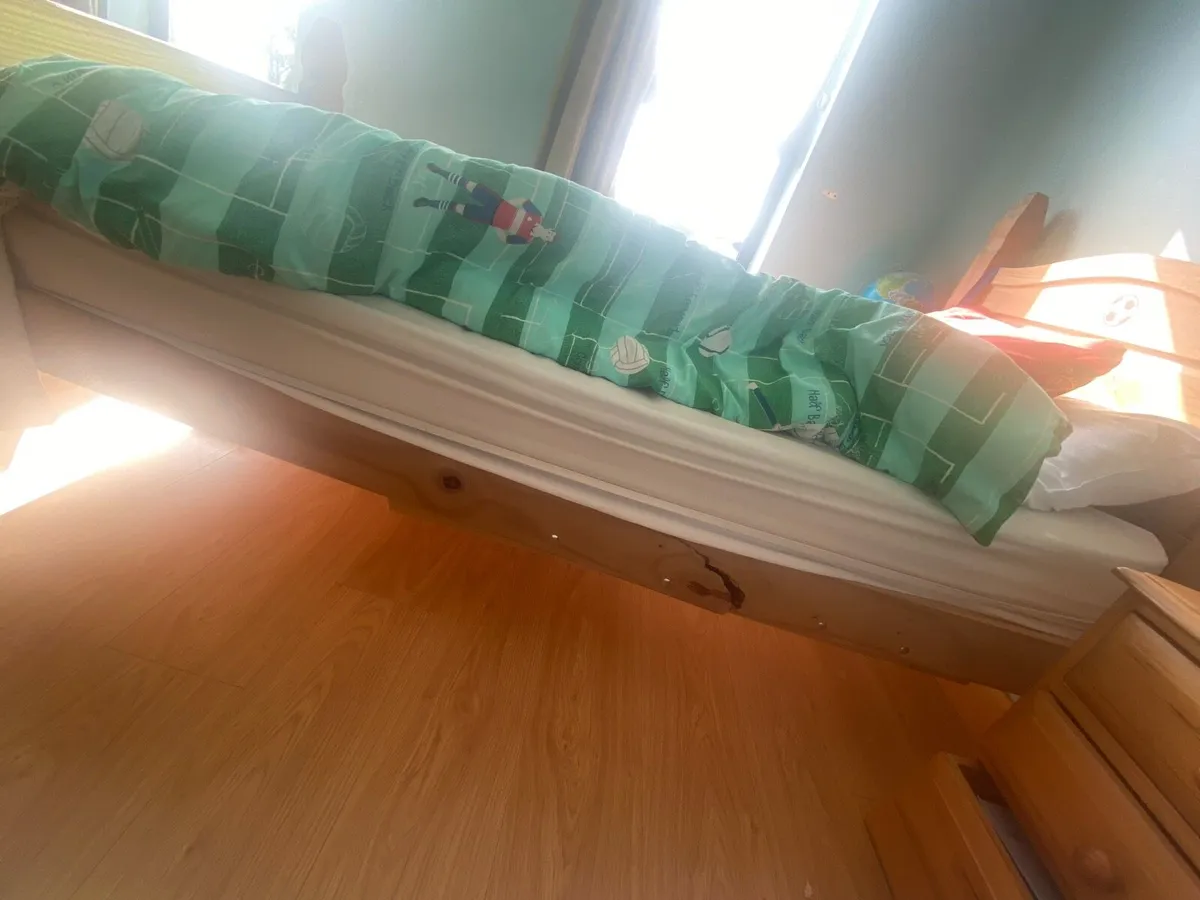 Bed and mattress - Image 3