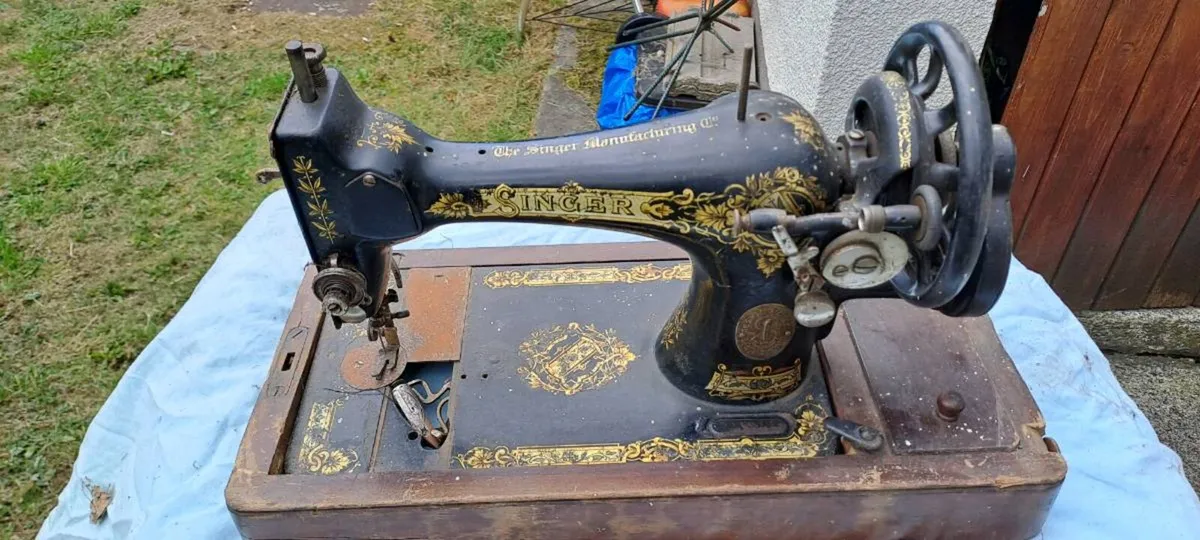 Old singer sewing machine - Image 4