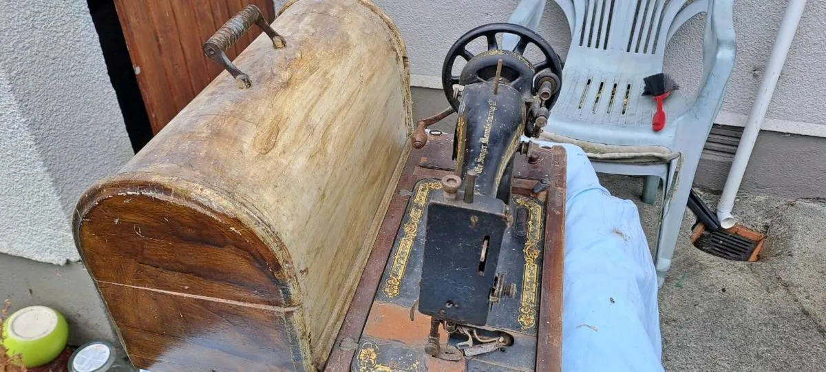 Old singer sewing machine - Image 1