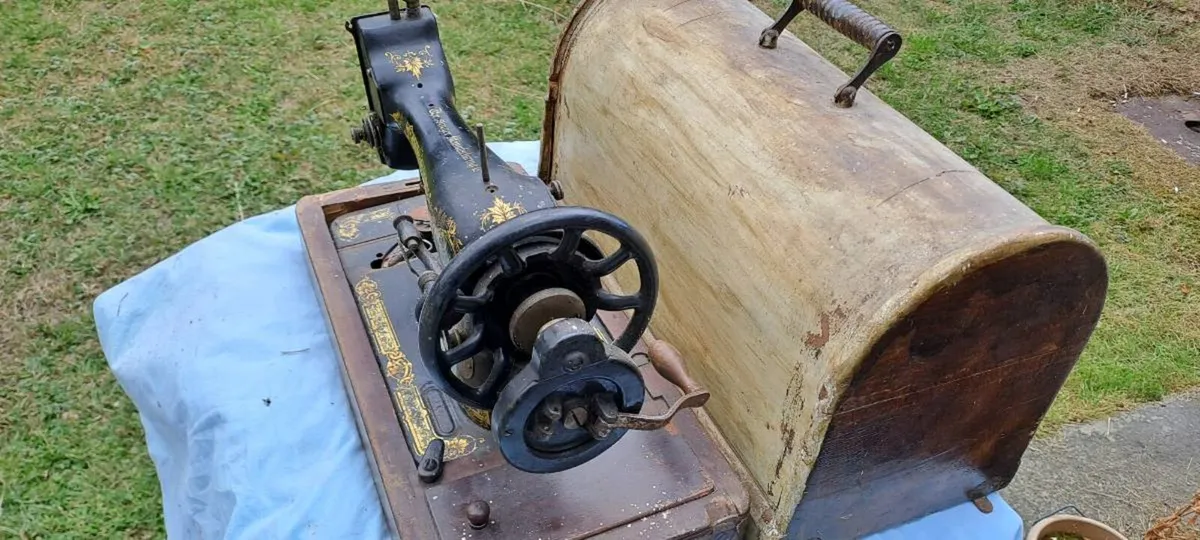 Old singer sewing machine - Image 2