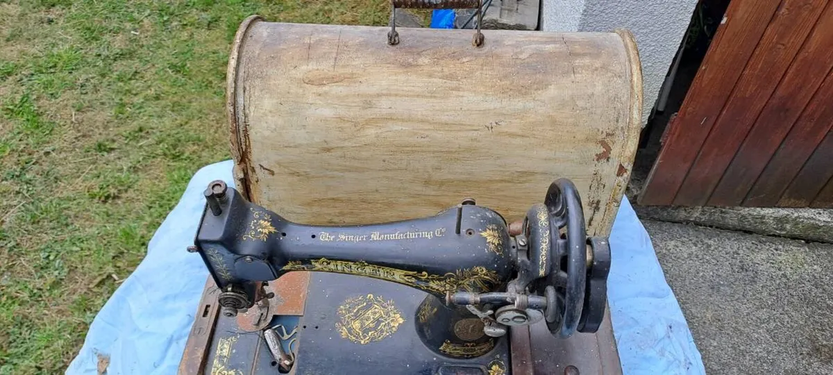 Old singer sewing machine - Image 3