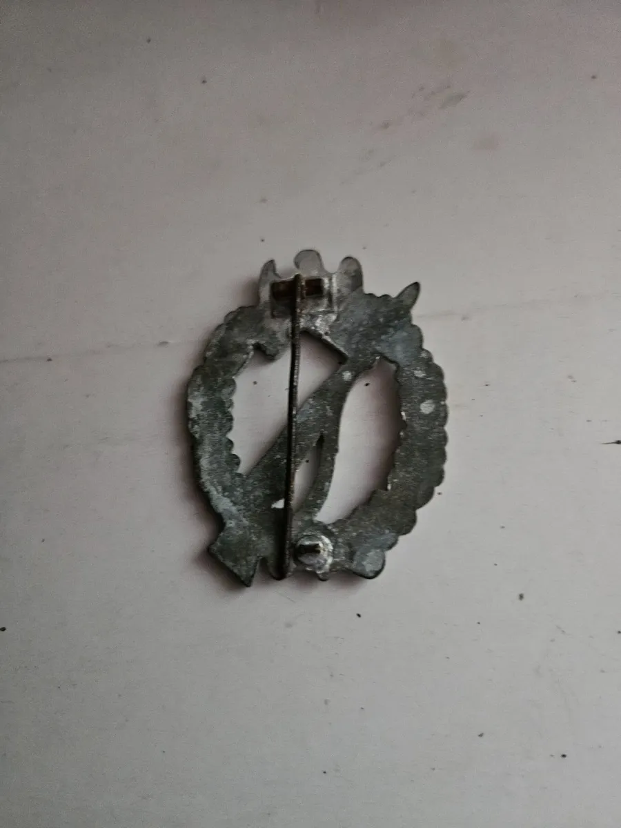 Vintage German WW2 Badge - Image 2