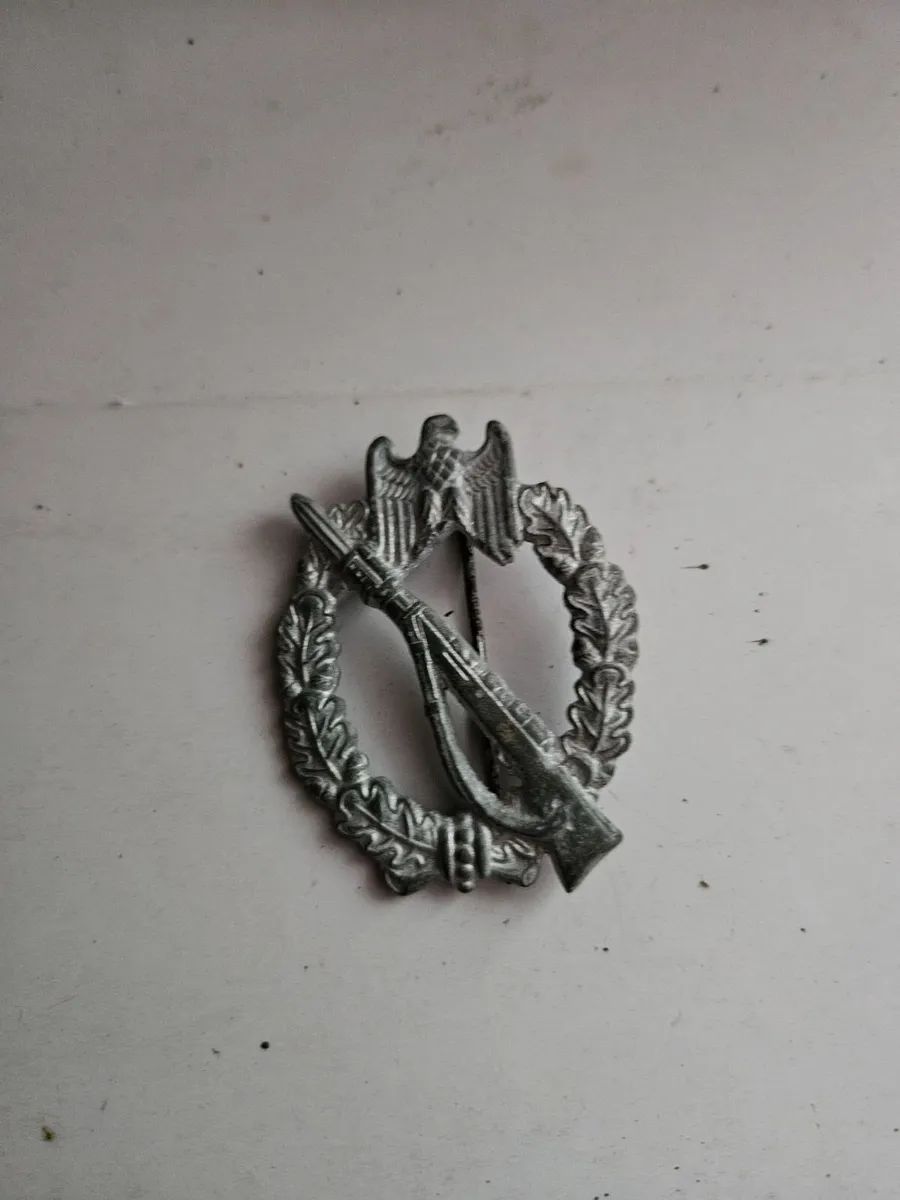 Vintage German WW2 Badge - Image 3