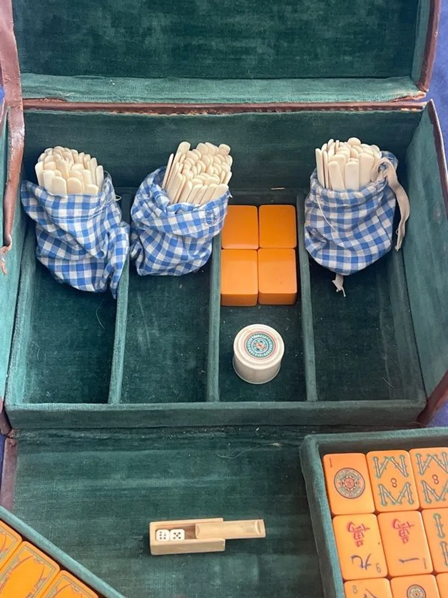 Rare Vintage Chinese Mahjong Set 144 Bakelite Tiles, Accessories and Key . Kiu Yih Case - Image 3