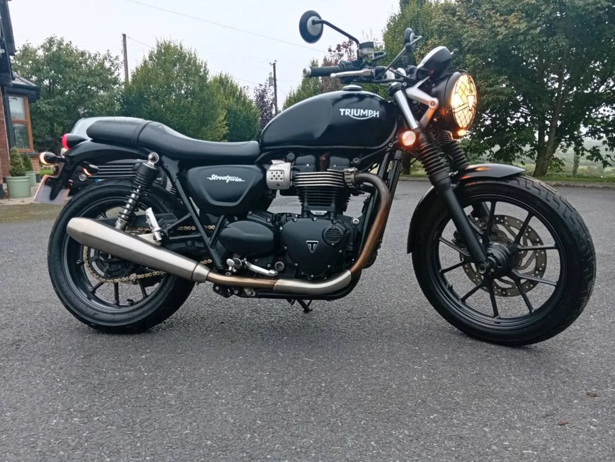 Triumph Bonneville - Image 1