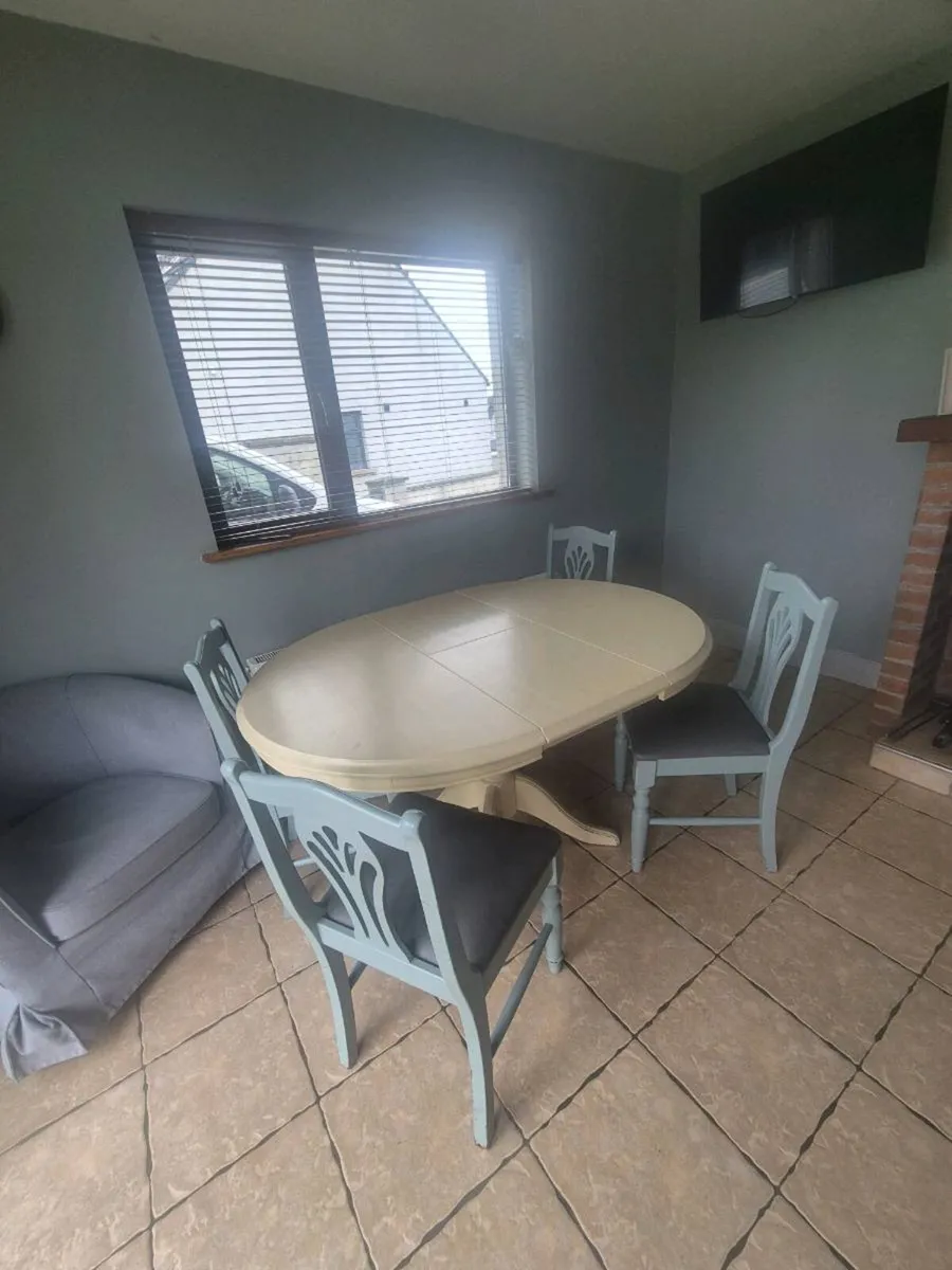 Table and 6 chairs - Image 1