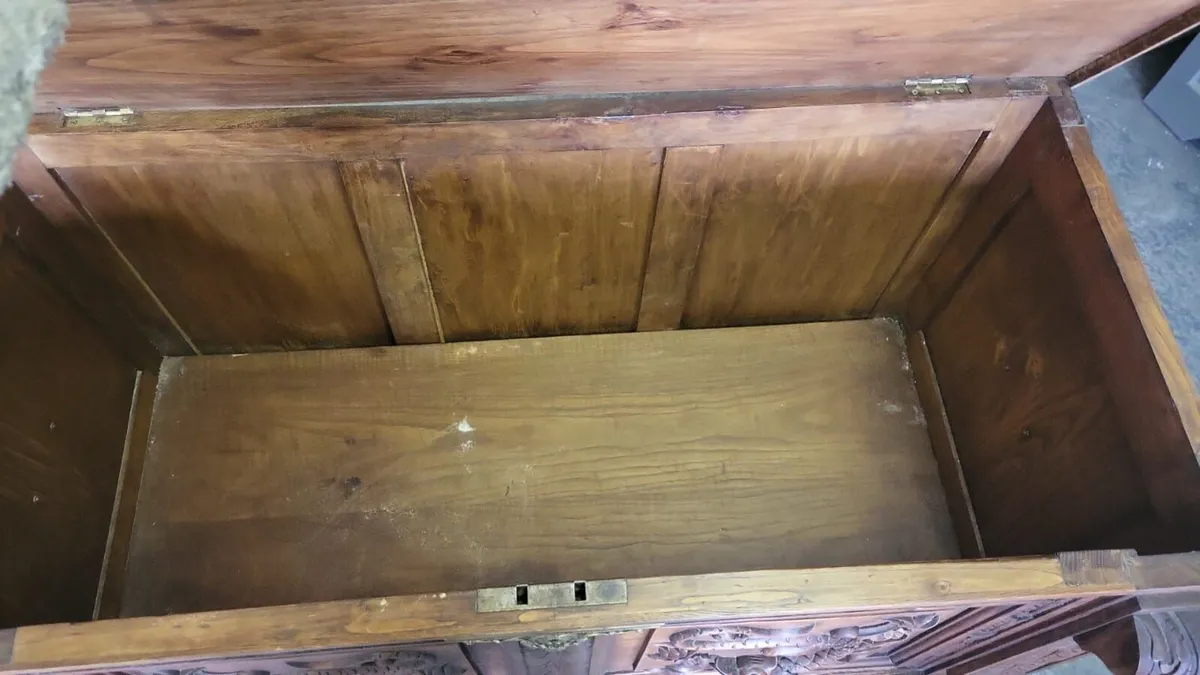 Early 1900s carved oak trunk with drawers - Image 3