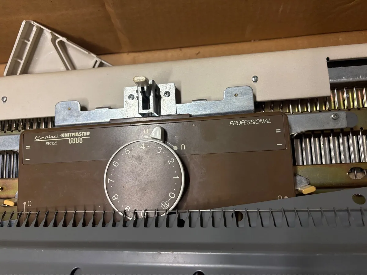 Knitting Machine - Image 4