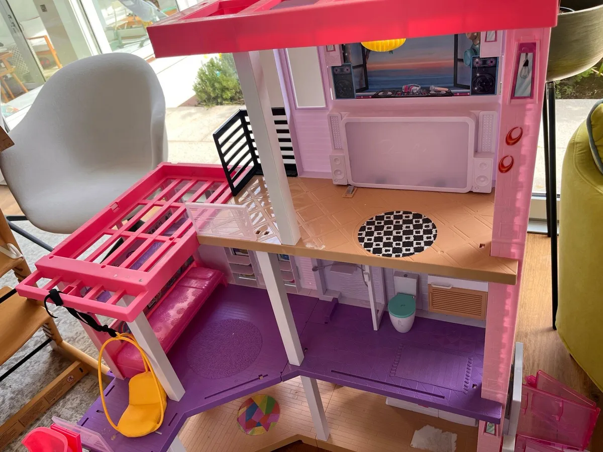 Large Barbie House - Image 1