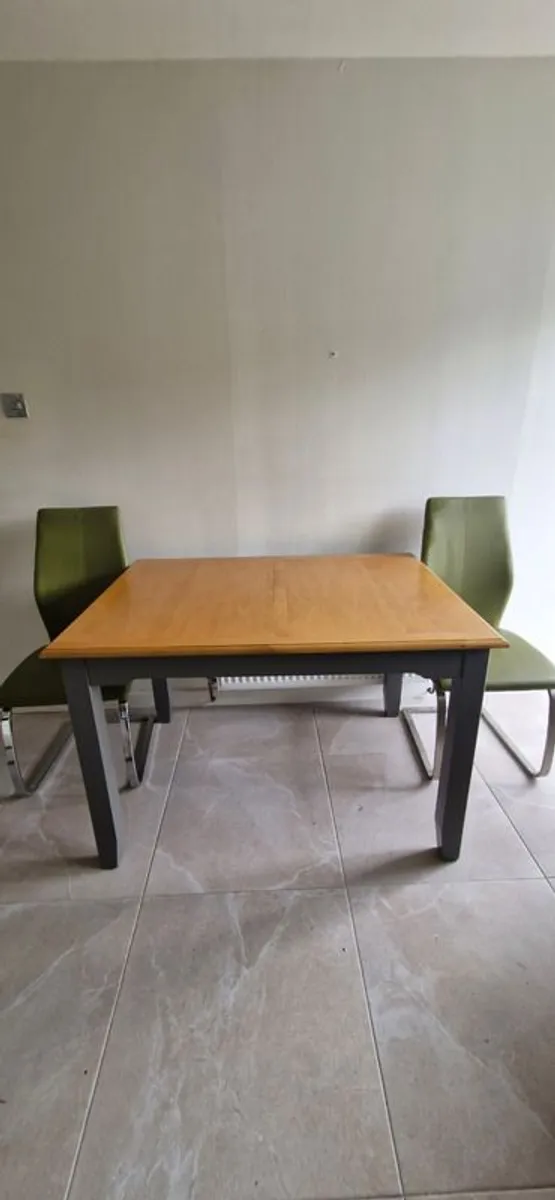 table and chairs - Image 3