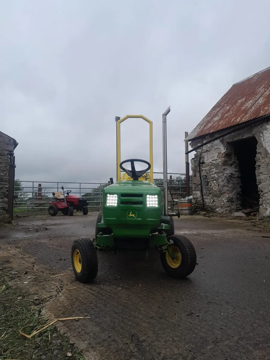Ride on lawn mower - Image 1