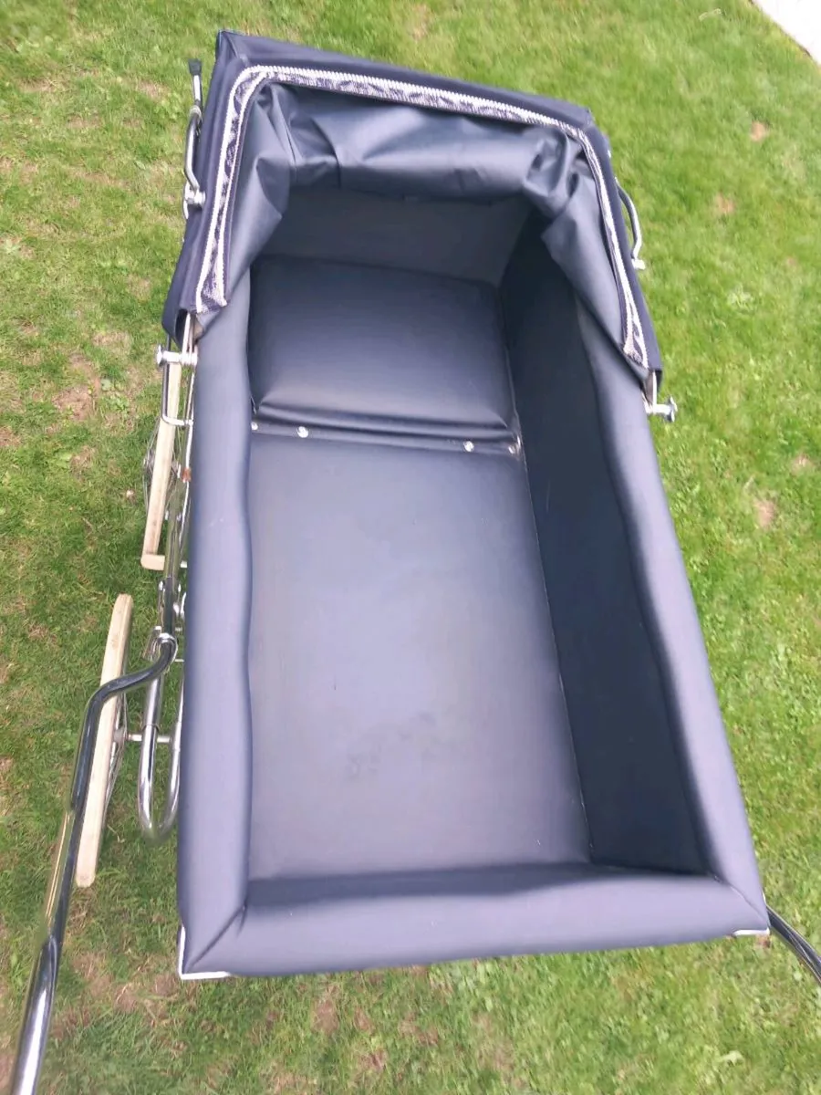 Vintage 1970s Silver Cross pram design classic D18 - Image 3