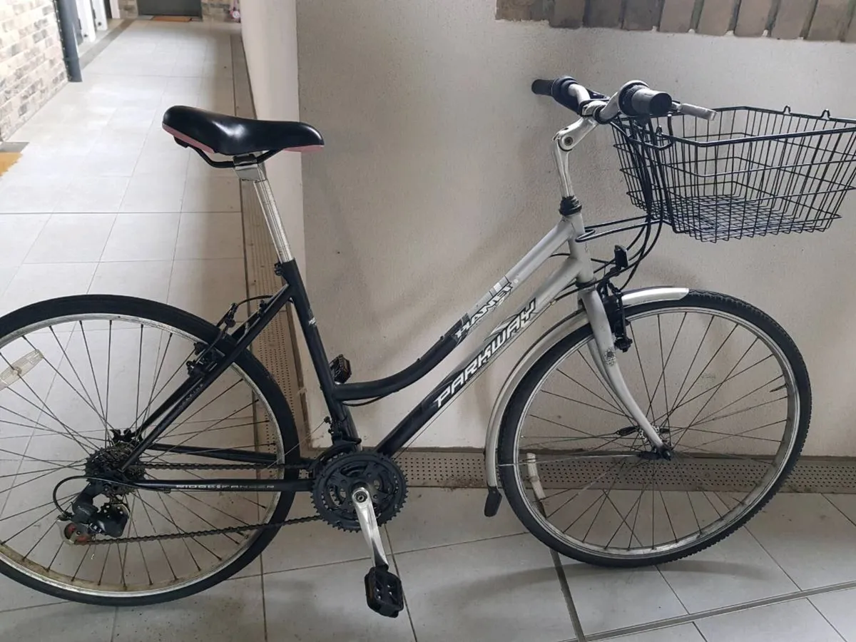 Ladies city bike( can deliver) - Image 2