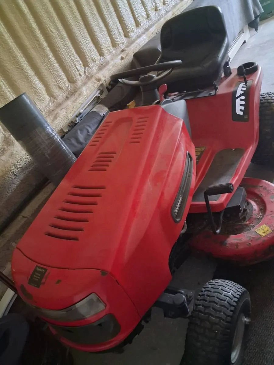 Ride on lawnmower - Image 1