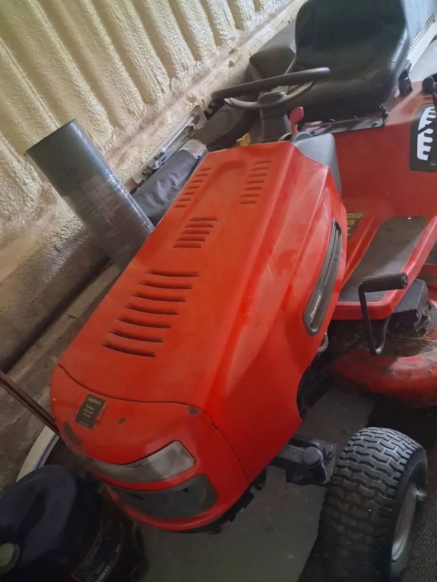 Ride on lawnmower - Image 2