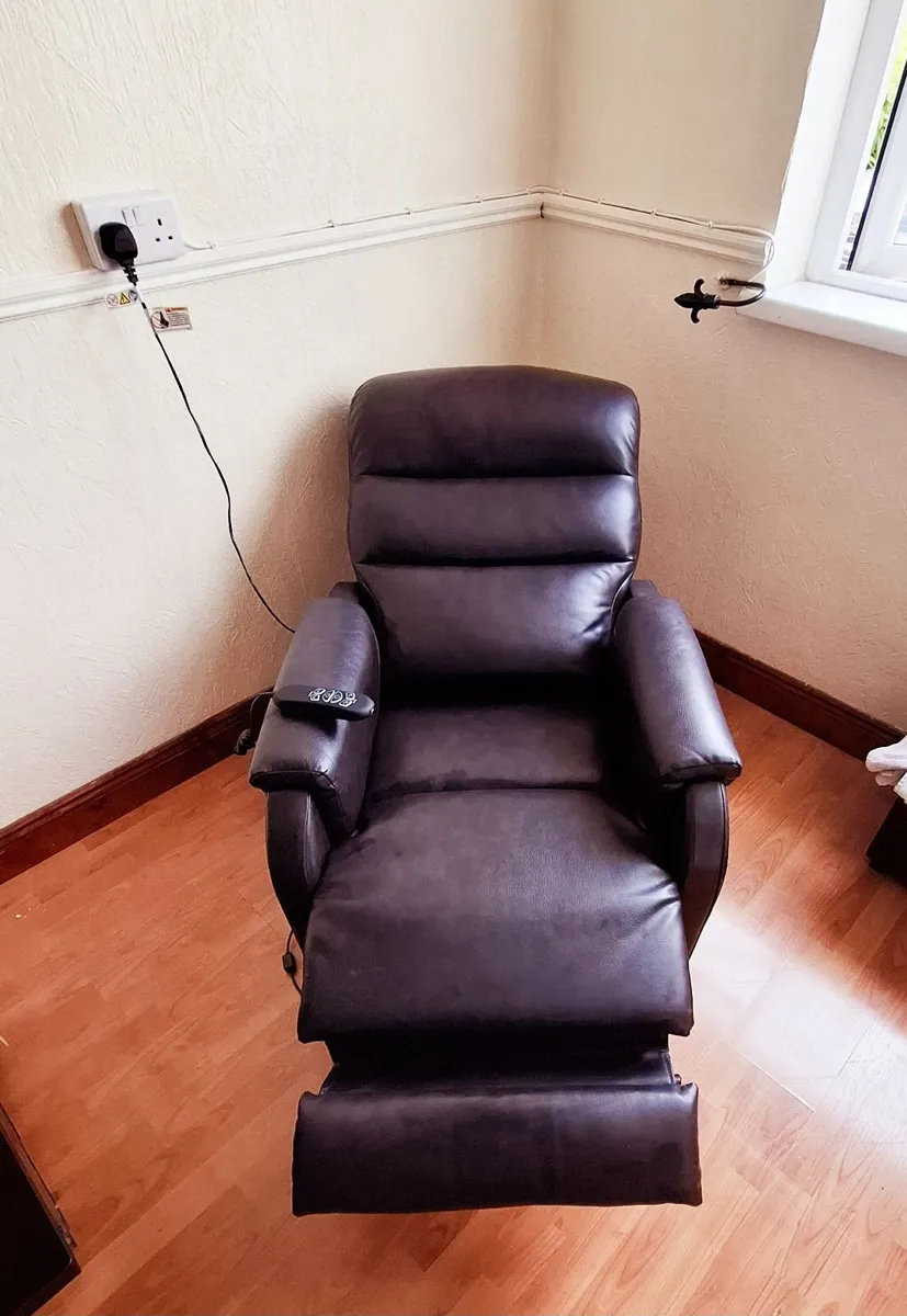Recliner ,stand up chair electric with remote - Image 1