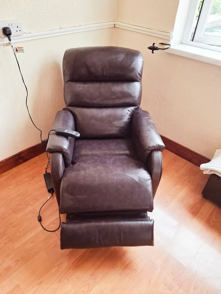 Recliner ,stand up chair electric with remote - Image 2